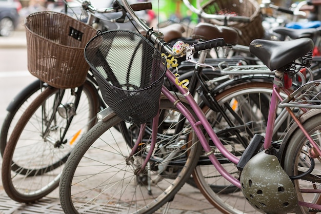 Cerca de bicicletas retro estacionadas en la calle