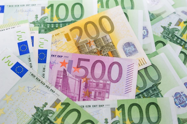 Foto cerca de los billetes en euros. 200 y 500 euros entre billetes de 100 euros. billetes en euros como fondo. concepto financiero.