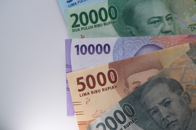 Cerca de billetes de rupias indonesias