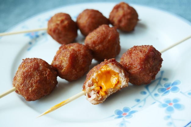 Cerca de la bola de carne de queso de pollo en el plato