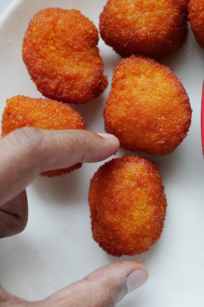 Cerca de la bola de carne de queso de pollo en el plato