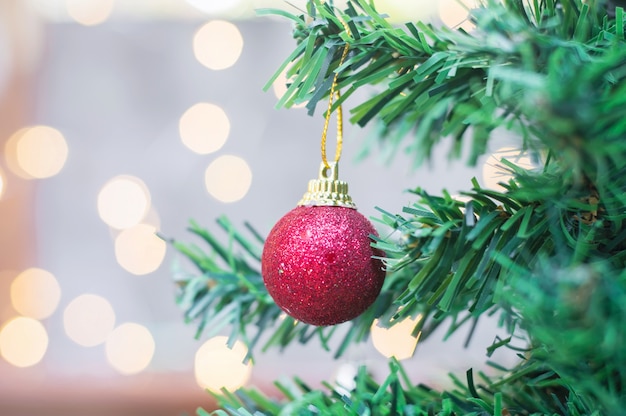 Cerca de la bola roja para el fondo de la decoración de Navidad o año nuevo