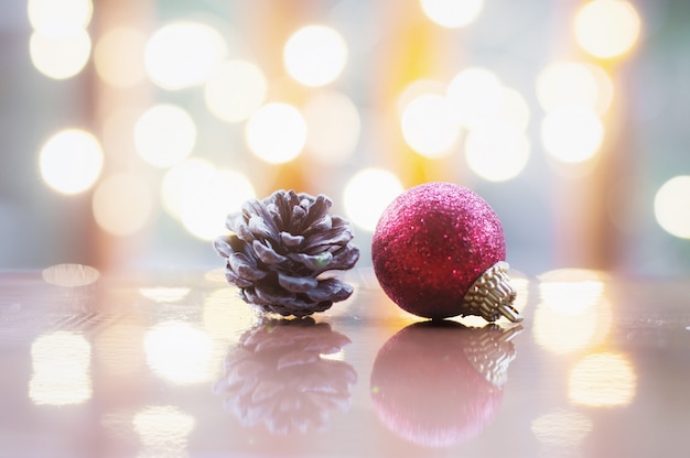 Cerca de la bola roja y piña para el fondo de la decoración de Navidad o año nuevo