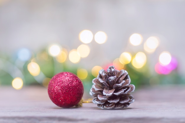 Cerca de la bola roja y piña para el fondo de la decoración de Navidad o año nuevo