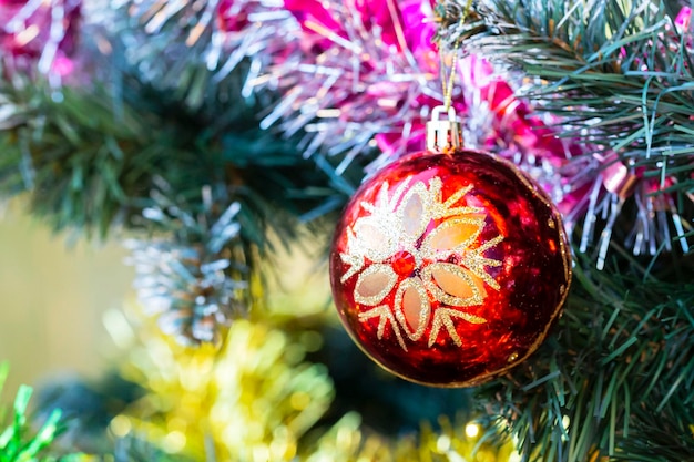 Cerca de bolas en el árbol de navidad Bokeh guirnaldas en el fondo