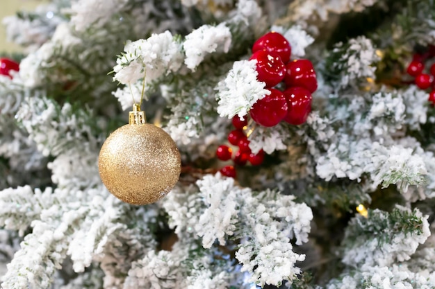 Cerca de bolas en el árbol de navidad Bokeh guirnaldas en el fondo