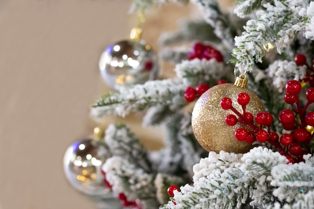 Cerca de bolas en el árbol de navidad Bokeh guirnaldas en el fondo