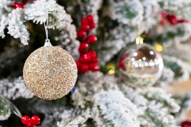 Cerca de bolas en el árbol de navidad Bokeh guirnaldas en el fondo