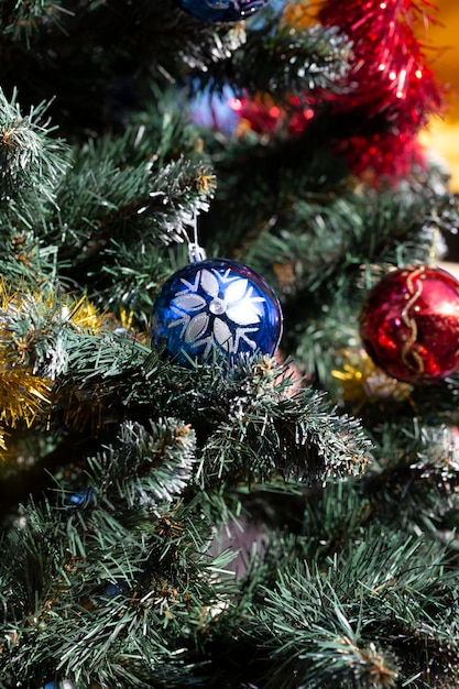 Cerca de bolas en el árbol de navidad Bokeh guirnaldas en el fondo