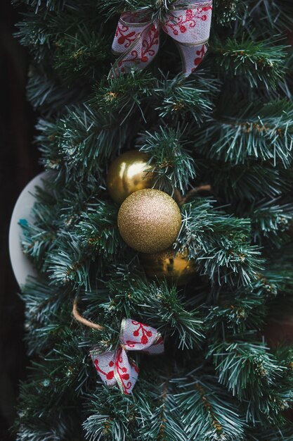 Cerca de bolas en el árbol de Navidad. Concepto de año nuevo.