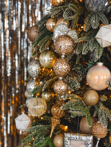Cerca de bolas de oro y plata en el árbol de Navidad