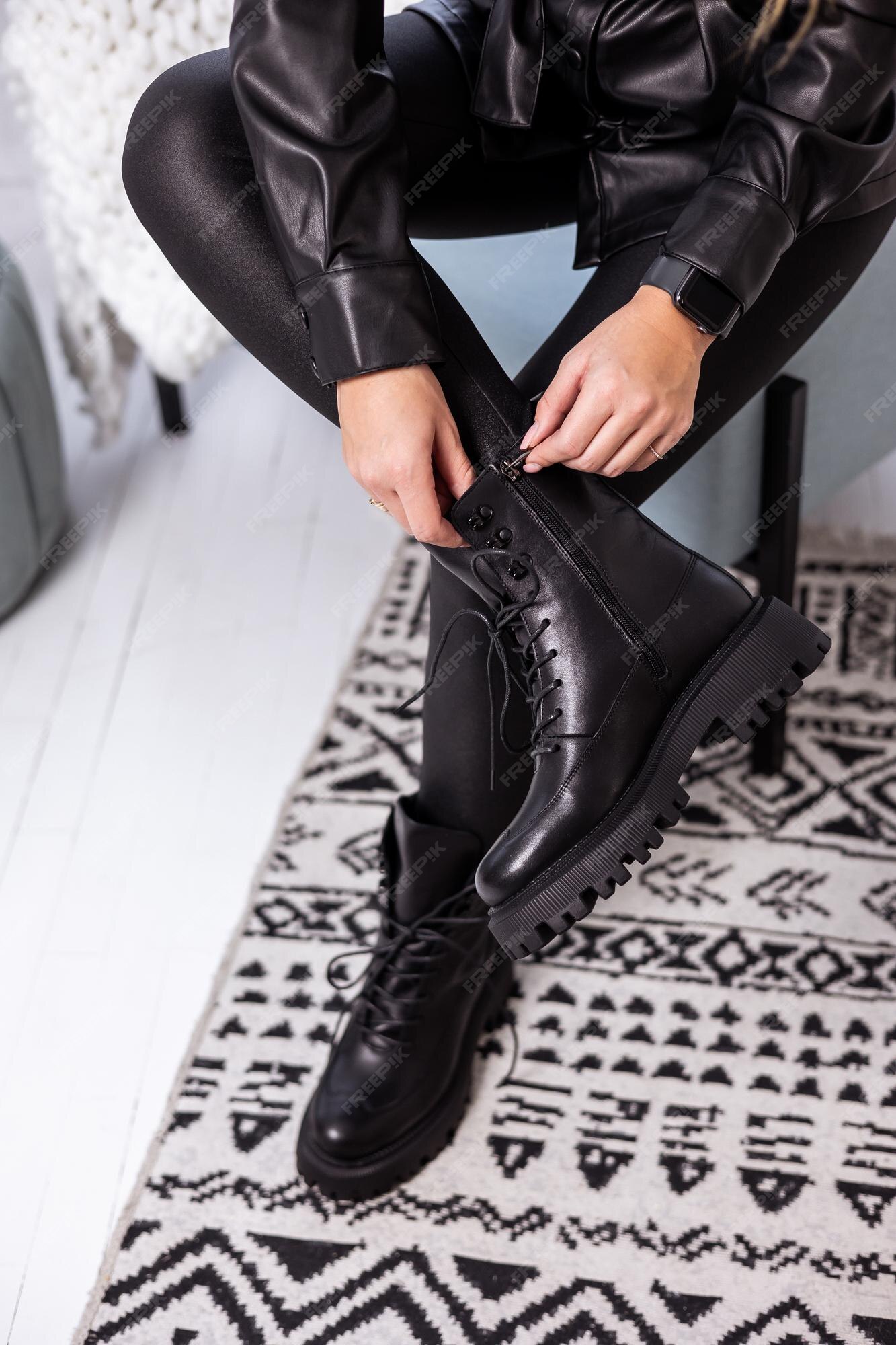 de botas de mujer negras. botas de cuero con estilo mujer moda. | Foto Premium