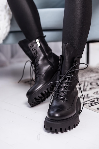 Cerca de botas de mujer negras. Botas de cuero con estilo para mujer de moda.