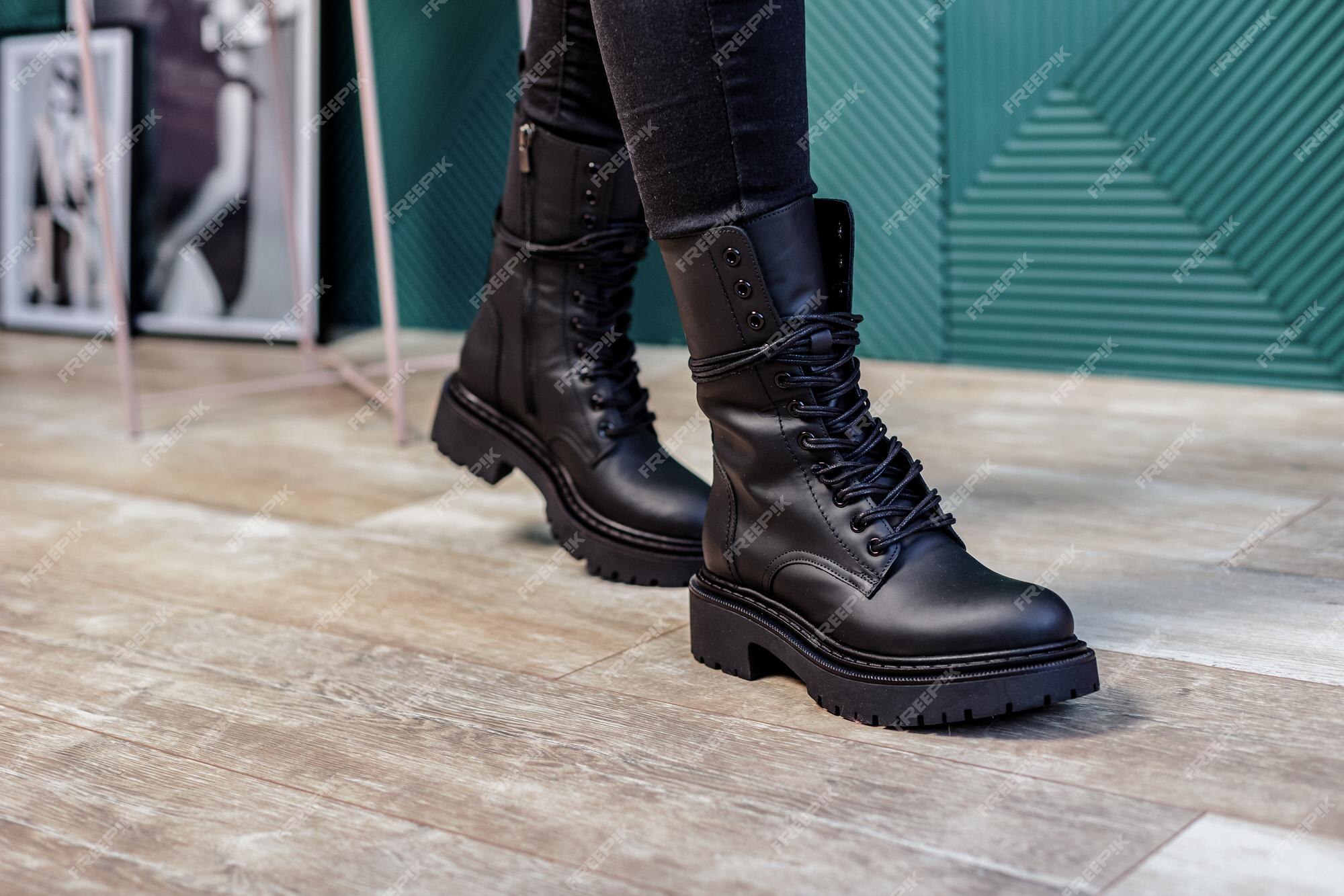 de botas de mujer negras. botas de cuero con estilo mujer moda. | Foto Premium