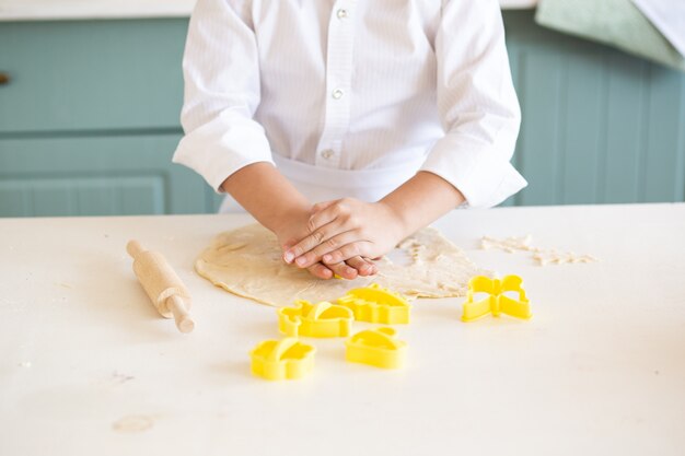 Cerca de boy hornear galletas en la cocina