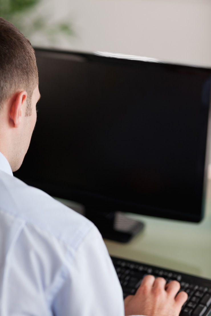 Foto cerca de businessmans volver trabajando en su computadora