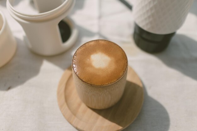 Cerca de café espresso en taza de bambú