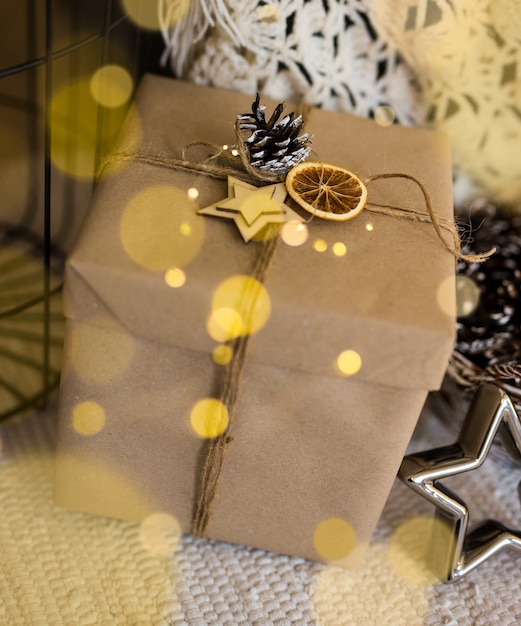 Cerca de la caja de regalo de Navidad decorada con luces brillantes