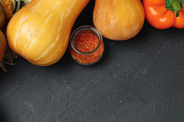 Cerca de calabazas y pimientos en pila