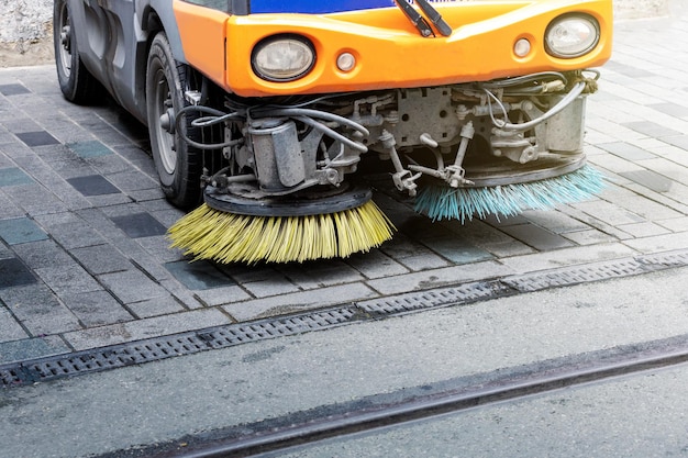 Cerca de un camión de limpieza de una calle máquina barredora de calles