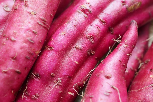 Cerca de camote crudo en un tazón