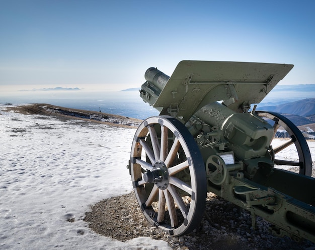 Cerca del cañón de la Primera Guerra Mundial colocado en el Santuario Militar de Cima Grappa cubierto por la nieve