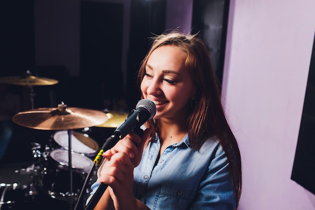 Cerca de un cantante grabando una pista en un estudio.