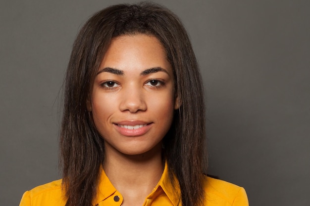 Cerca de la cara joven de una mujer negra bonita