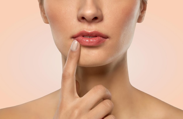 cerca de la cara y los labios de una joven hermosa