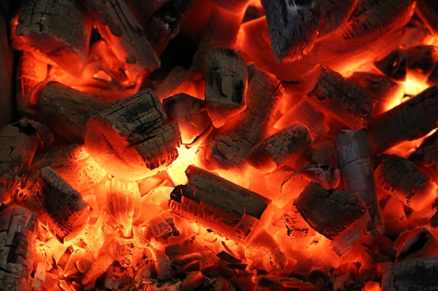 Foto cerca de carbón encendido en una barbacoa en brasil