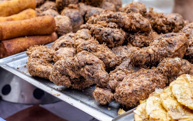 Cerca de carne de pollo frito y galletas en un mercado de comida callejera