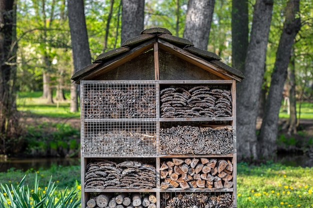 Cerca de una casa bioecológica artificial para una especie de abejas e insectos en la naturaleza