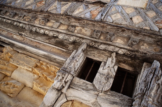 Cerca de una casa medieval en el pueblo francés de St Emilion