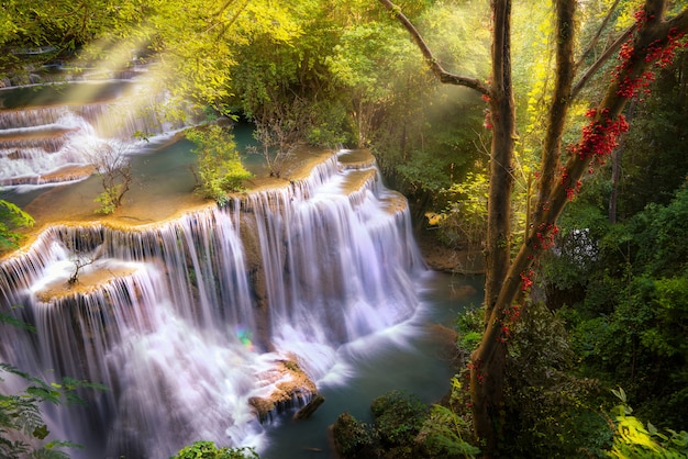 Cerca de la cascada Huai Mae Khamin