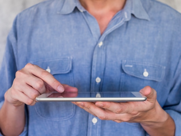 Cerca de Casual hombre usando una tableta, concepto de comunicación