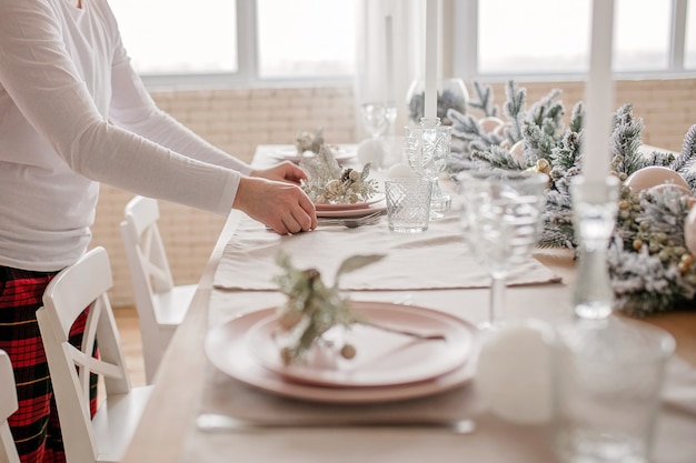 Cerca de la cena de Navidad cocina decorada festivamente