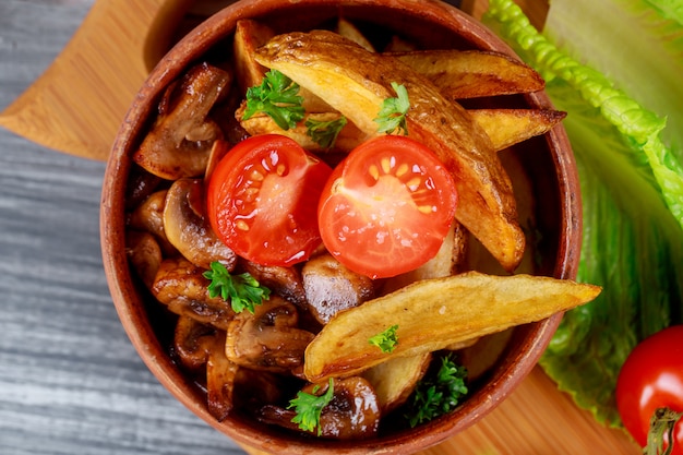 A cerca champiñones con patata al horno y tomate