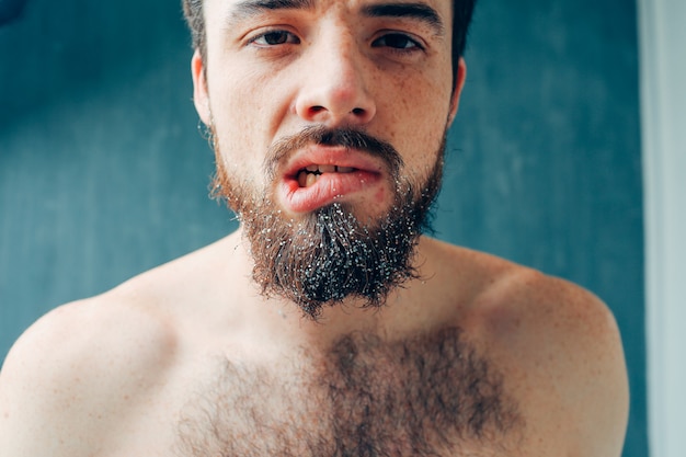 Foto cerca de chico mordiendo su labio inferior