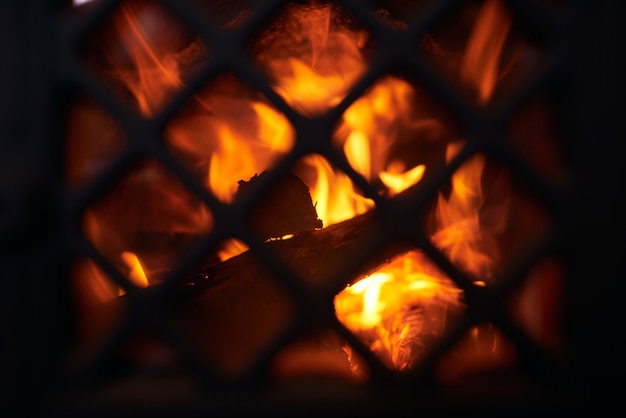 Cerca de la chimenea en casa