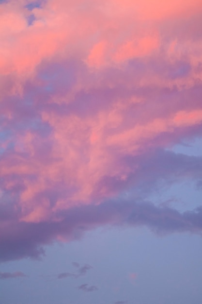 Cerca del cielo con nubes rosadas