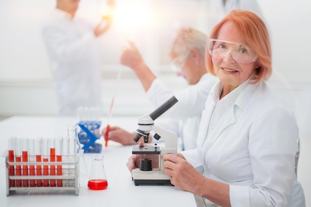 de cerca. científica femenina realiza un análisis de sangre en el laboratorio.