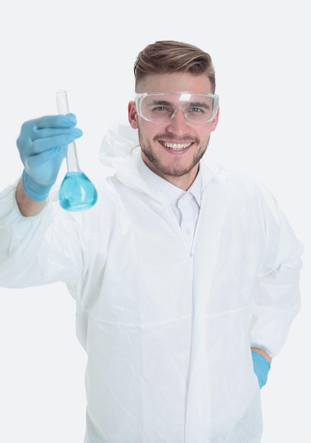 Foto cerca científico sonriente muestra el líquido en el tubo de ensayociencia y salud