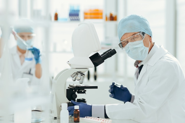 De cerca. científico usando un microscopio en un laboratorio bioquímico. ciencia y salud.