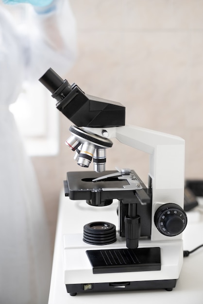 Foto de cerca. científicos que examinan muestras líquidas en el laboratorio. concepto de medicina en laboratorio.