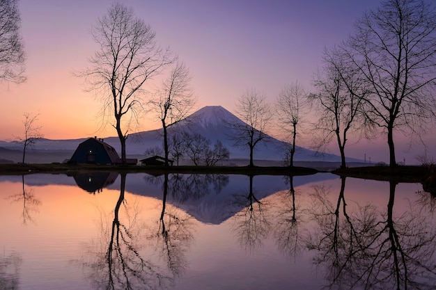 Cerca de la cima de la hermosa montaña Fuji con cubierta de nieve en la parte superior con poder, hermoso paisaje escénico de la montaña Fuji o Fujisan durante la puesta de sol, Japón