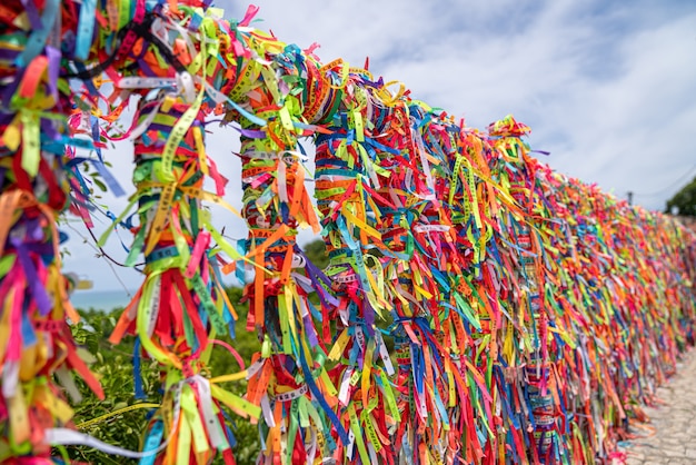 Cerca de cintas de colores contra en Arraial D'Ajuda, Bahia, Brasil