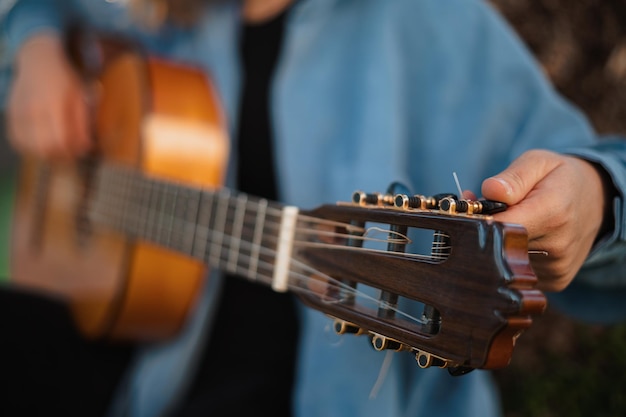 Cerca de clavija de guitarra