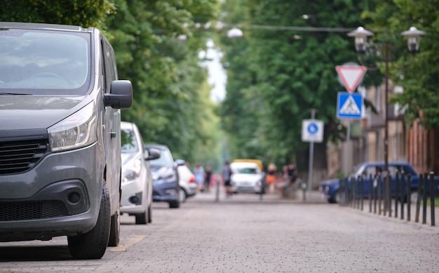 Cerca de un coche aparcado ilegalmente en contra de las normas de tráfico en el lado de la calle peatonal de la ciudad