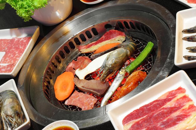 Foto de cerca cocinando barbacoa japonesa en un restaurante