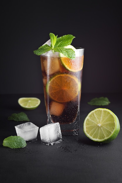 Cerca de cóctel Mojito en negro